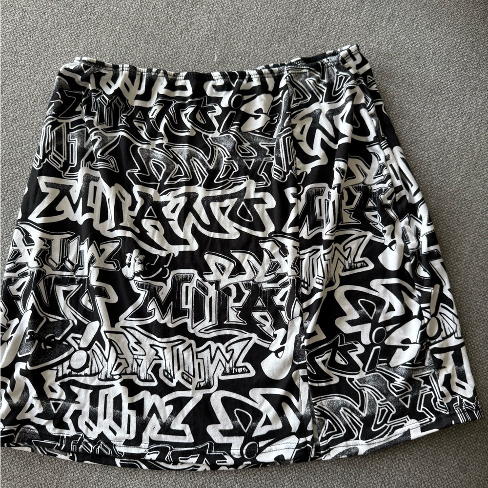 Rue21 Black and White Graphic Mini Skirt